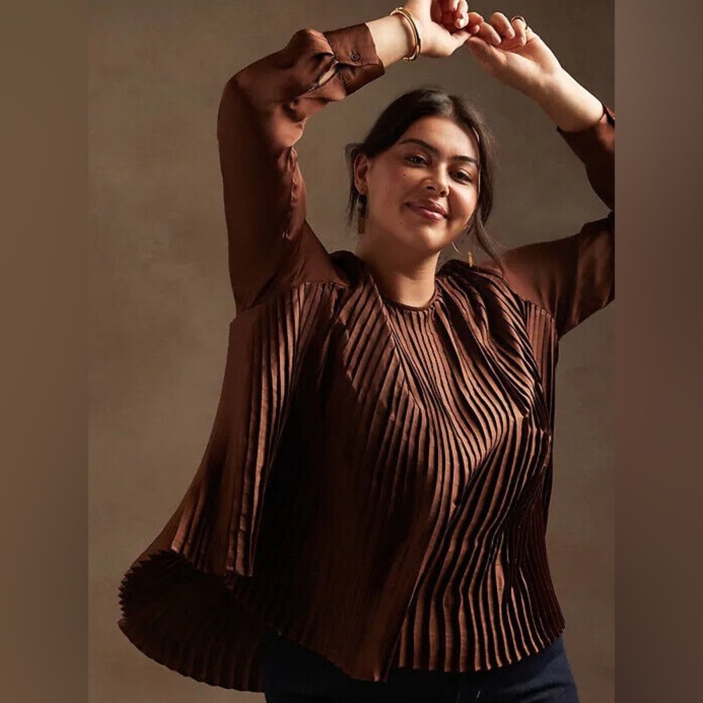 Banana Republic Pleaded Blouse Size: Small